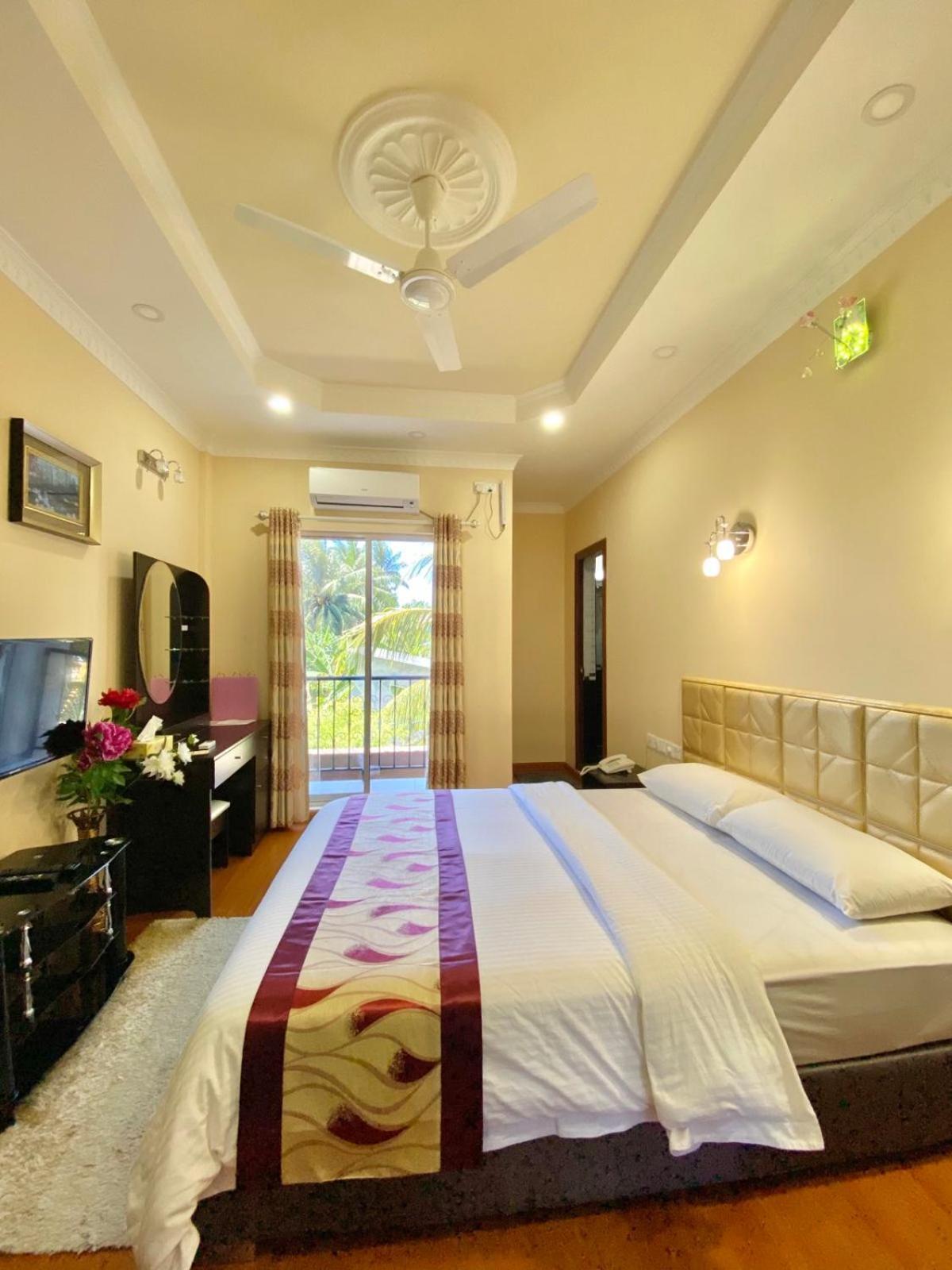 Abuharee Grand Hotel Addu City Exterior foto