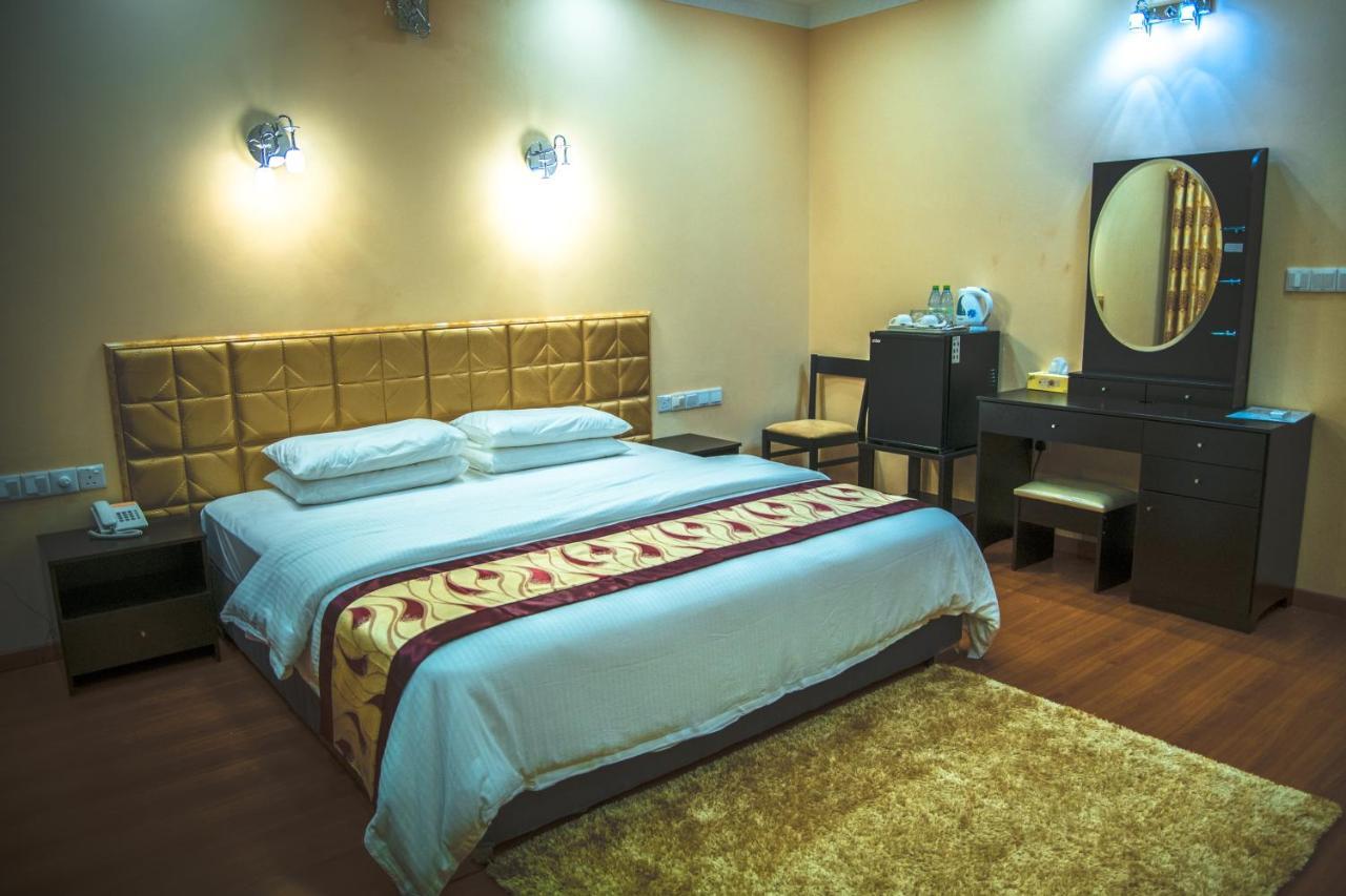 Abuharee Grand Hotel Addu City Exterior foto