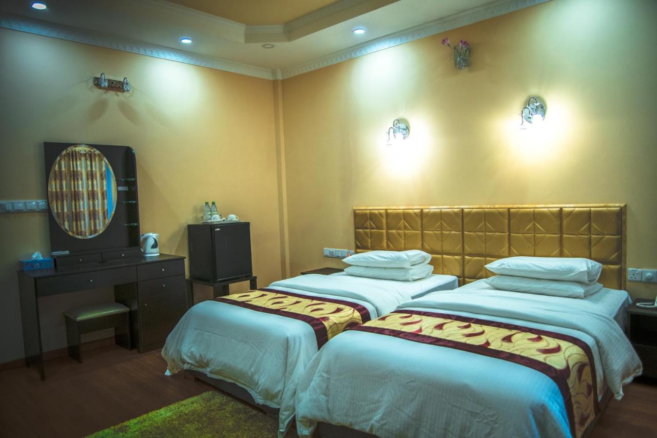 Abuharee Grand Hotel Addu City Exterior foto